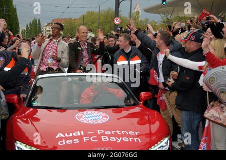 Die Fans von Jerome Boateng, Arjen Robben und des FC Bayern München feiern den Sieg der Deutschen Fußball-Meisterschaft während einer Autokolonne in München Stockfoto