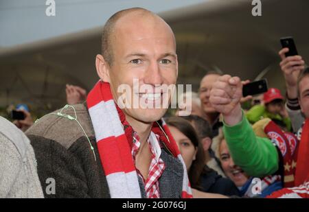 Arjen Robben und Fans des FC Bayern München feiern den Sieg der Deutschen Fußball-Meisterschaft bei einer Autokolonne in München Stockfoto