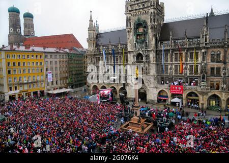 Die Fußballspieler des FC Bayern und ihre Fans feiern am 2. Juni 2013 den Dreifachsieg auf dem Marienplatz in München Stockfoto