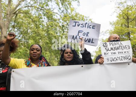 London, Großbritannien. Mai 2021. Marvina Newton (l.), Gründerin von United for Black Lives, trifft sich mit Aktivisten aus Frente Preta UK bei einem Kill the Bill National Day of Action aus Protest gegen das Gesetz 2021 der Polizei, Kriminalität, Verurteilung und Gerichte (PCSC). Der PCSC-Gesetzentwurf würde der Polizei eine Reihe neuer Ermessensbefugnisse zur Schließung von Protesten gewähren, einschließlich der Möglichkeit, Bedingungen für jeden Protest zu schaffen, der als störend für die lokale Gemeinschaft angesehen wird, Breitere Stopp- und Suchmächte und Haftstrafen von bis zu 10 Jahren für Schäden an Gedenkstätten. Kredit: Mark Kerrison/Alamy Live Nachrichten Stockfoto