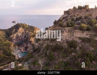 Die schöne Luftaufnahme der antiken Stadt Antiochia ad Cragum in der Nähe von Gazipasa, Antalya, Türkei Stockfoto