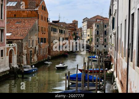 Typical Häuserzeilen in Venedig mit blick auf den menschenleeren Kanal Stockfoto