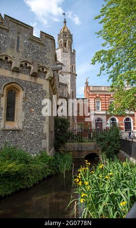 Romsey, Hampshire, England, Großbritannien. 2021. Die Abbey United Reformierte Kirche, die auf Abbey Water im Stadtzentrum von Romsey, einer kleinen Stadt in Hampshire, steht Stockfoto