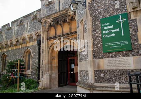 Romsey, Hampshire, England, Großbritannien. 2021. Die Abbey United Reformierte Kirche, die auf Abbey Water im Stadtzentrum von Romsey, einer kleinen Stadt in Hampshire, steht Stockfoto