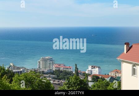 Panoramablick auf die Küste des Meeres mit Hotels und Gebäuden, Ansicht von oben, Südküste der Krim. Stockfoto