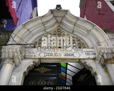 Cağaloğlu Hammam in der 300 Jahre alten historischen Atmosphäre. Es ist eines der letzten großen Hamams, das in Istanbul während der osmanischen Zeit gebaut wurde. Stockfoto