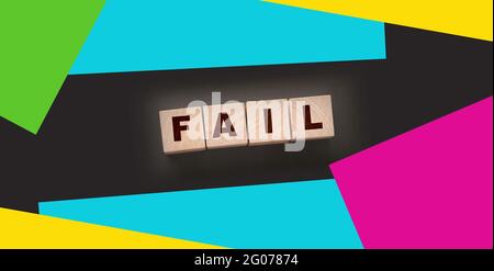 FAIL Word-Text in Holzwürfelblöcken auf schwarzem Hintergrund geschrieben. Krisenkonzept Stockfoto