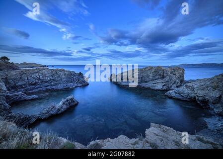 Cala del Bramant Strand, in Llançà, in der blauen Stunde (Costa Brava, Girona, Katalonien, Spanien) ESP: Cala del Bramant, en Llançà, en la hora azul Stockfoto