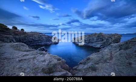 Cala del Bramant Strand, in Llançà, in der blauen Stunde (Costa Brava, Girona, Katalonien, Spanien) ESP: Cala del Bramant, en Llançà, en la hora azul Stockfoto