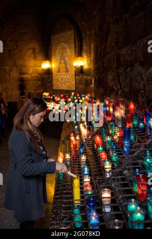 Kerzen auf dem Ave Maria Korridor der Abtei von Montserrat (Barcelona, Katalonien, Spanien) ESP: Cirios en el Camino del Ave María de Montserrat Stockfoto