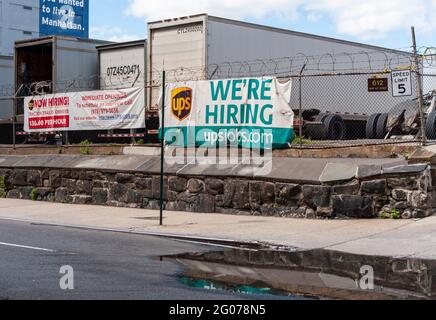 New York, USA. Mai 2021. Am Montag, den 31. Mai 2021, hängen vor einer UPS-Einrichtung in Hell's Kitchen in New York Verleihschilder. (ÂPhoto von Richard B. Levine) Quelle: SIPA USA/Alamy Live News Stockfoto