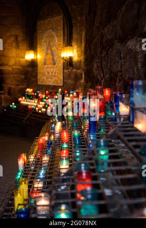 Kerzen auf dem Ave Maria Korridor der Abtei von Montserrat (Barcelona, Katalonien, Spanien) ESP: Cirios en el Camino del Ave María de Montserrat Stockfoto