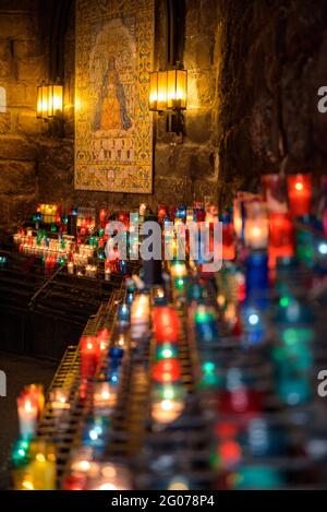 Kerzen auf dem Ave Maria Korridor der Abtei von Montserrat (Barcelona, Katalonien, Spanien) ESP: Cirios en el Camino del Ave María de Montserrat Stockfoto