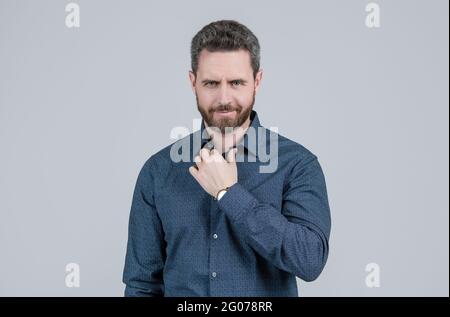 Lässiger Auftritt ohne Krawatte. Bärtiger Mann trägt Hemd. Elegant und lässig Stockfoto