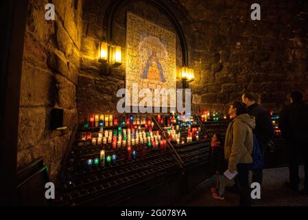 Kerzen auf dem Ave Maria Korridor der Abtei von Montserrat (Barcelona, Katalonien, Spanien) ESP: Cirios en el Camino del Ave María de Montserrat Stockfoto