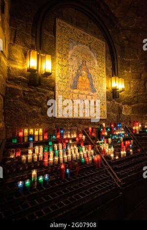 Kerzen auf dem Ave Maria Korridor der Abtei von Montserrat (Barcelona, Katalonien, Spanien) ESP: Cirios en el Camino del Ave María de Montserrat Stockfoto