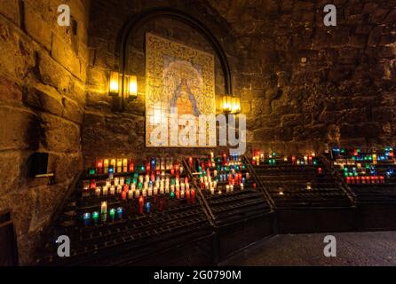 Kerzen auf dem Ave Maria Korridor der Abtei von Montserrat (Barcelona, Katalonien, Spanien) ESP: Cirios en el Camino del Ave María de Montserrat Stockfoto