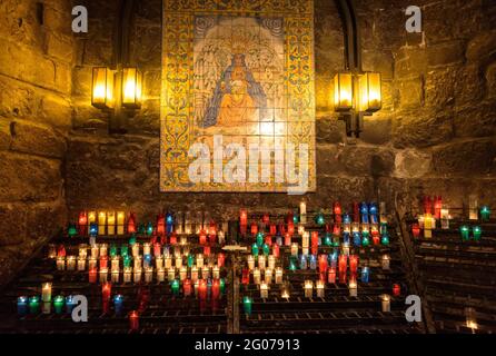 Kerzen auf dem Ave Maria Korridor der Abtei von Montserrat (Barcelona, Katalonien, Spanien) ESP: Cirios en el Camino del Ave María de Montserrat Stockfoto