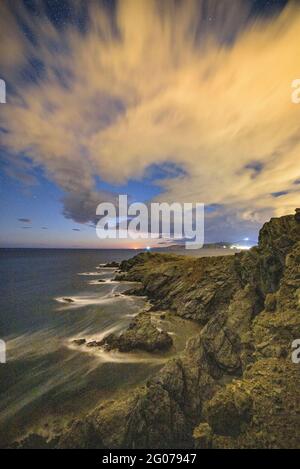 Cap Ras Küstenlandschaft, nachts, mit aufsteigendem Mond am Horizont (Costa Brava, Girona, Katalonien, Spanien) Stockfoto