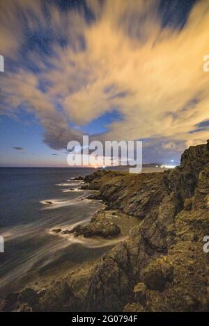 Cap Ras Küstenlandschaft, nachts, mit aufsteigendem Mond am Horizont (Costa Brava, Girona, Katalonien, Spanien) Stockfoto