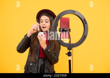 Stauned teen Mädchen blogger verwenden Selfie LED Lampe und Smartphone, vlog. Stockfoto