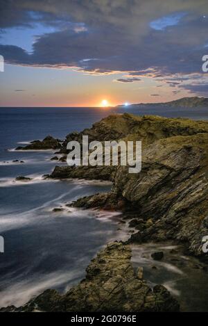 Cap Ras Küstenlandschaft, nachts, mit aufsteigendem Mond am Horizont (Costa Brava, Girona, Katalonien, Spanien) Stockfoto