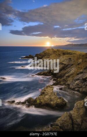 Cap Ras Küstenlandschaft, nachts, mit aufsteigendem Mond am Horizont (Costa Brava, Girona, Katalonien, Spanien) Stockfoto