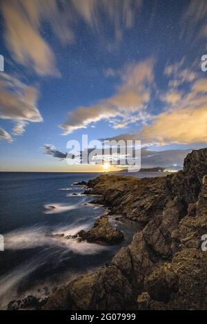 Cap Ras Küstenlandschaft, nachts, mit aufsteigendem Mond am Horizont (Costa Brava, Girona, Katalonien, Spanien) Stockfoto