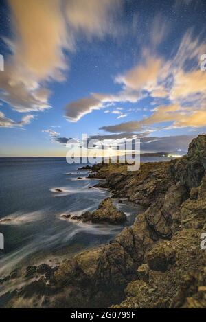 Cap Ras Küstenlandschaft, nachts, mit aufsteigendem Mond am Horizont (Costa Brava, Girona, Katalonien, Spanien) Stockfoto