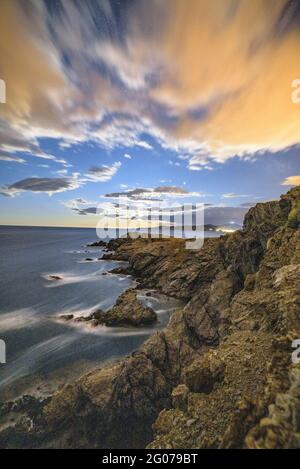 Cap Ras Küstenlandschaft, nachts, mit aufsteigendem Mond am Horizont (Costa Brava, Girona, Katalonien, Spanien) Stockfoto