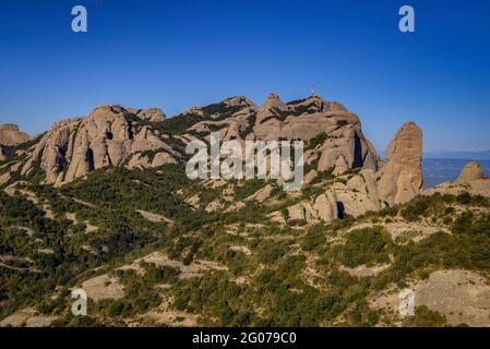 Felsspitzen von Cavall Bernat und Sant Jeroni, vom Coll de Sant Salvador Pass aus gesehen, in Montserrat (Barcelona, Katalonien, Spanien) Stockfoto