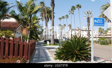 Häuser in einer Vorstadtstraße in Kalifornien, USA, Oceanside. Generische Gebäude in einem Wohnviertel in der Nähe von Los Angeles. Außenansicht von Immobilien. Tro Stockfoto