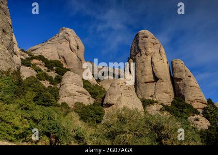 Die Türme von Elefant und La Mòmia vom Weg zur Einsiedelei von Sant Benet aus gesehen (Montserrat, Katalonien, Spanien) Stockfoto