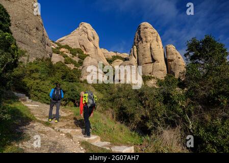 Die Türme von Elefant und La Mòmia vom Weg zur Einsiedelei von Sant Benet aus gesehen (Montserrat, Katalonien, Spanien) Stockfoto