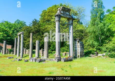 Römische Ruinen (Leptis Magna Ruins) im Virginia Water Park, Surrey, Großbritannien Stockfoto