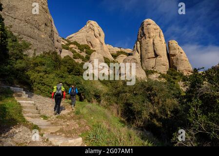 Die Türme von Elefant und La Mòmia vom Weg zur Einsiedelei von Sant Benet aus gesehen (Montserrat, Katalonien, Spanien) Stockfoto