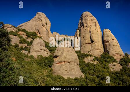 Die Türme von Elefant und La Mòmia vom Weg zur Einsiedelei von Sant Benet aus gesehen (Montserrat, Katalonien, Spanien) Stockfoto