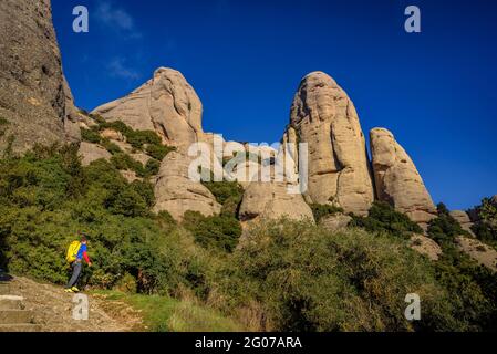 Die Türme von Elefant und La Mòmia vom Weg zur Einsiedelei von Sant Benet aus gesehen (Montserrat, Katalonien, Spanien) Stockfoto