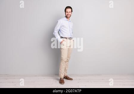 In voller Länge Körpergröße Foto zuversichtlich Business Mann trägt weißes Hemd lächelnd isoliert grauen Hintergrund Stockfoto