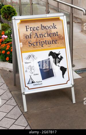 Ein Schild vor der Church of Jesus Christ of Latter-Day Saints in Exhibition Road, London, bietet ein kostenloses Buch der alten Schrift. Stockfoto