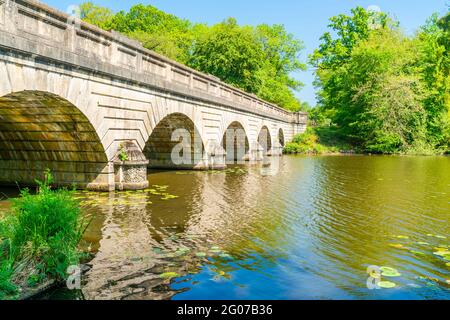 Brücke mit fünf Bögen über den Virginia Water Lake in Surrey, Großbritannien. Stockfoto