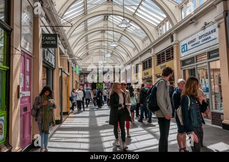 Einkaufspassage an der U-Bahnstation South Kensington, London. Stockfoto