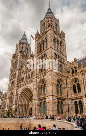 Der Haupteingang zum Natural History Museum in London, entworfen im romanischen Stil von Alfred Waterhouse. Stockfoto