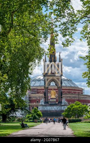 Das Albert Memorial vor der Albert Hall von den Kensington Gardens aus gesehen. Stockfoto