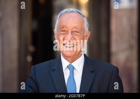 Kranj, Slowenien. Juni 2021. Der portugiesische Präsident Marcelo Rebelo de Sousa nimmt an der Enthüllung einer Bank der Freundschaft zwischen Portugal in Slowenien in Kranj Teil. Slowenien.der slowenische Präsident Borut Pahor und der portugiesische Präsident Marcelo Rebelo de Sousa stellten während des Besuchs von Herrn Sousa in Slowenien in Kranj eine freundschaftliche Bank vor, die den freundschaftlichen Beziehungen und der Zusammenarbeit zwischen den beiden Ländern gewidmet war. Kredit: SOPA Images Limited/Alamy Live Nachrichten Stockfoto