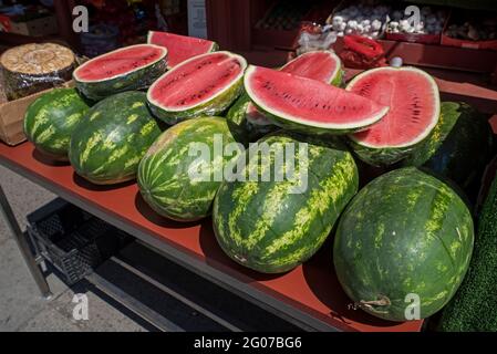 Ausstellung von Wassermelonen, die außerhalb eines Gemüseherladens in Newington, Edinburgh, Schottland, Großbritannien, verkauft werden. Stockfoto