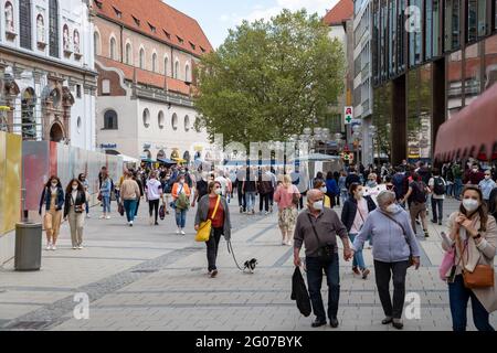 München, Deutschland. Mai 2021. Menschen gehen in der Fußgängerzone einkaufen. Die 7-Tage-Inzidenz ist in München am 1.6.2021 stabil unter 50. Geschäfte und Museen können ohne Terminvereinbarung öffnen. - in der Münchner Fußgängerzone gehen die Menschen einkaufen. Die siebentägige Inzidenz in München ist am 1. Juni 2021 regelmäßig unter 50. Da die Punktzahl stabil bleibt, können Museen, Geschäfte und andere Einrichtungen ohne einen Termin geöffnet werden. (Foto: Alexander Pohl/Sipa USA) Quelle: SIPA USA/Alamy Live News Stockfoto