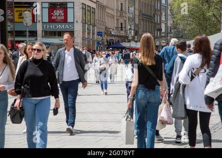 München, Deutschland. Mai 2021. Menschen gehen in der Fußgängerzone einkaufen. Die 7-Tage-Inzidenz ist in München am 1.6.2021 stabil unter 50. Geschäfte und Museen können ohne Terminvereinbarung öffnen. - in der Münchner Fußgängerzone gehen die Menschen einkaufen. Die siebentägige Inzidenz in München ist am 1. Juni 2021 regelmäßig unter 50. Da die Punktzahl stabil bleibt, können Museen, Geschäfte und andere Einrichtungen ohne einen Termin geöffnet werden. (Foto: Alexander Pohl/Sipa USA) Quelle: SIPA USA/Alamy Live News Stockfoto