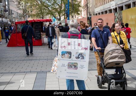 München, Deutschland. Mai 2021. Menschen gehen in der Fußgängerzone einkaufen. Die 7-Tage-Inzidenz ist in München am 1.6.2021 stabil unter 50. Geschäfte und Museen können ohne Terminvereinbarung öffnen. - in der Münchner Fußgängerzone gehen die Menschen einkaufen. Die siebentägige Inzidenz in München ist am 1. Juni 2021 regelmäßig unter 50. Da die Punktzahl stabil bleibt, können Museen, Geschäfte und andere Einrichtungen ohne einen Termin geöffnet werden. (Foto: Alexander Pohl/Sipa USA) Quelle: SIPA USA/Alamy Live News Stockfoto