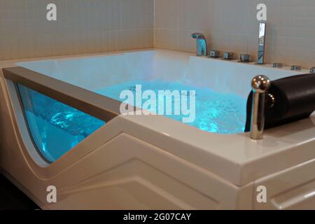 Moderner Whirlpool im Badezimmer Stockfoto